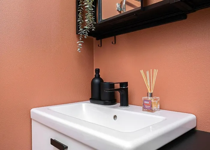 Cozy With Free Parking In The Centre